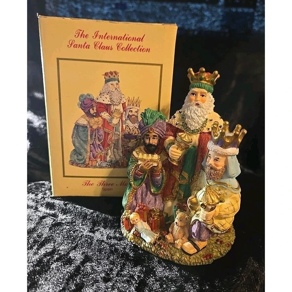 INTERNATIONAL SANTA CLAUS COLLECTION product figurine